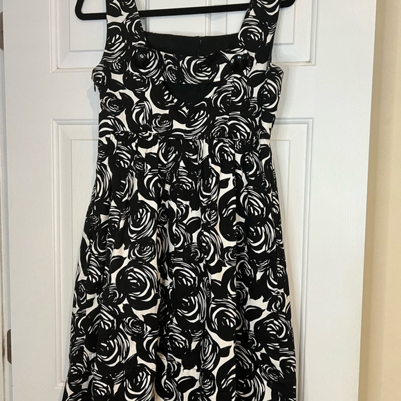 Donna Morgan Elegant Black and White Floral Dress - Cut Out Back Retro - Picture 5 of 5
